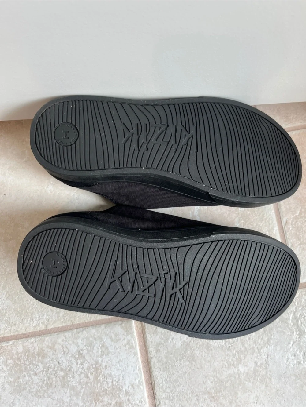 EUC Hands-free Kizik Irvine Canvas Sneaker Blackout M 8.5 / W 10 Standard Width